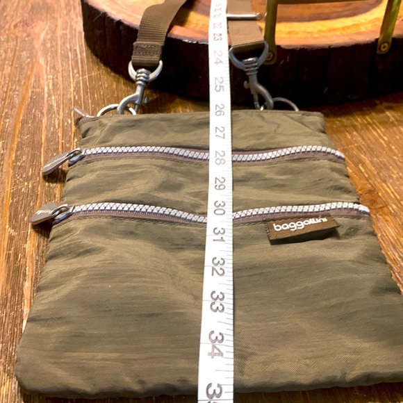 Baggallini Crossbody light brown brushed nickel hardware 4 pockets - Picture 11 of 14